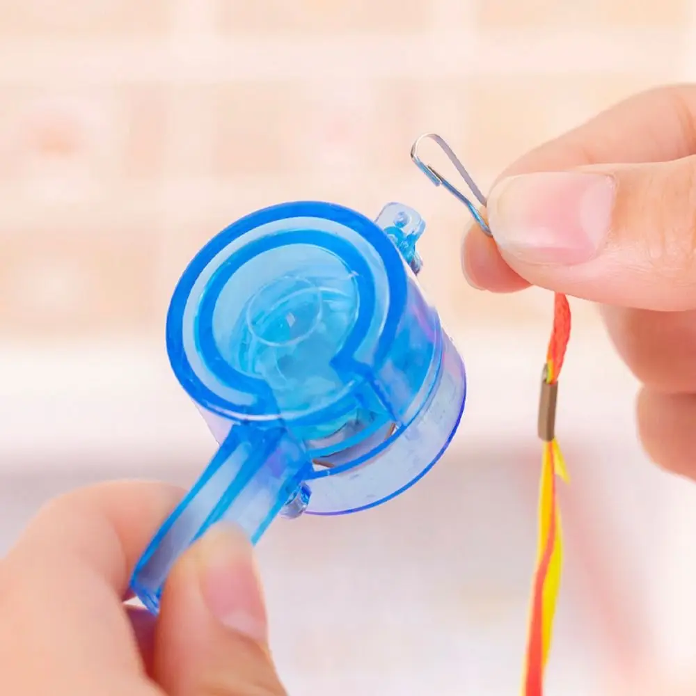 5 قطع من صفارة إضاءة LED متعددة الألوان مع صفارة بلاستيكية مضيئة مستديرة للحفلات الكرتونية