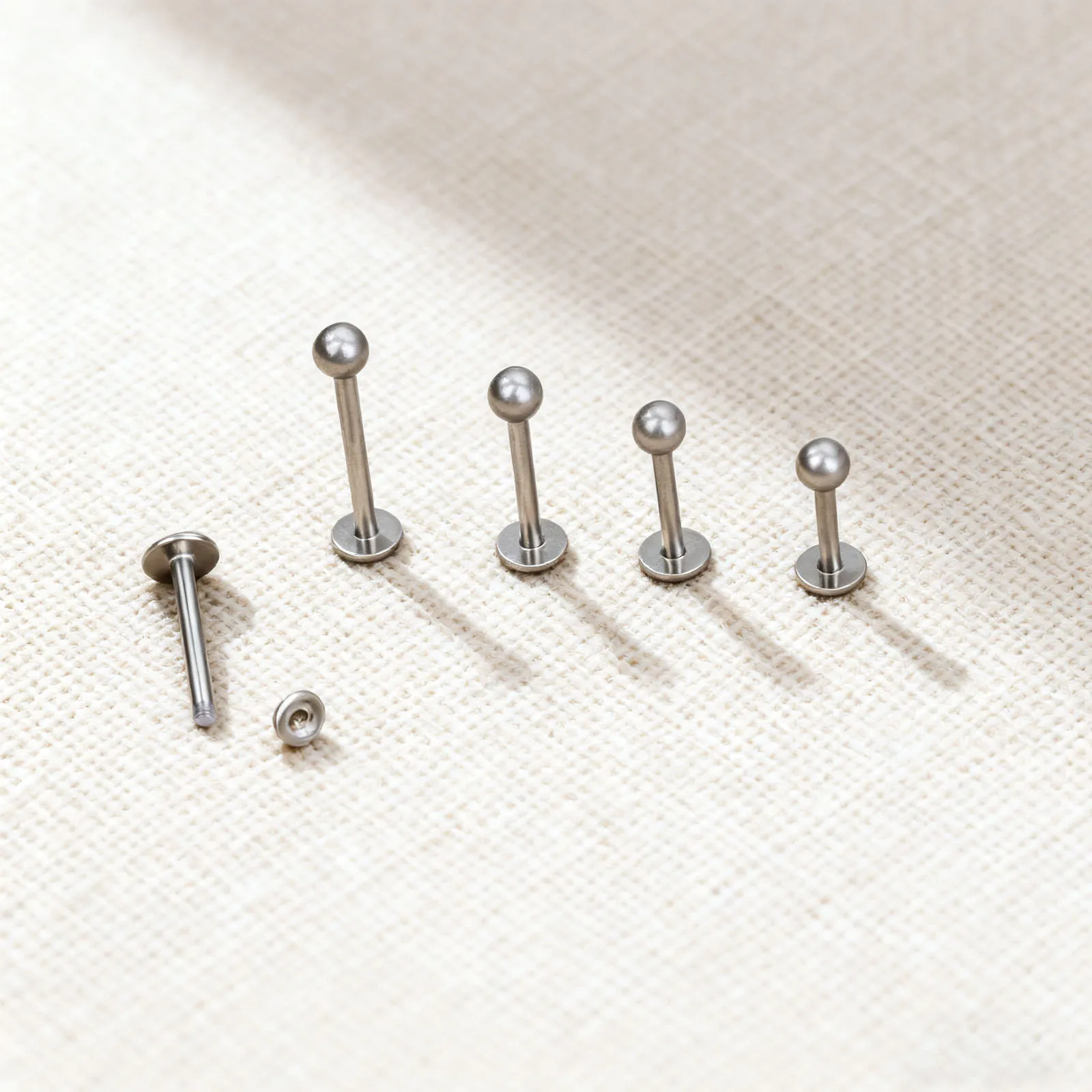 32 قطعة من حلقات الشفاه الفولاذية الجراحية مجوهرات Labret - ثقب دغة مونرو والأفعى، 16 جرام ترصيع اللولب/الديث/الزنمة للنساء والرجال