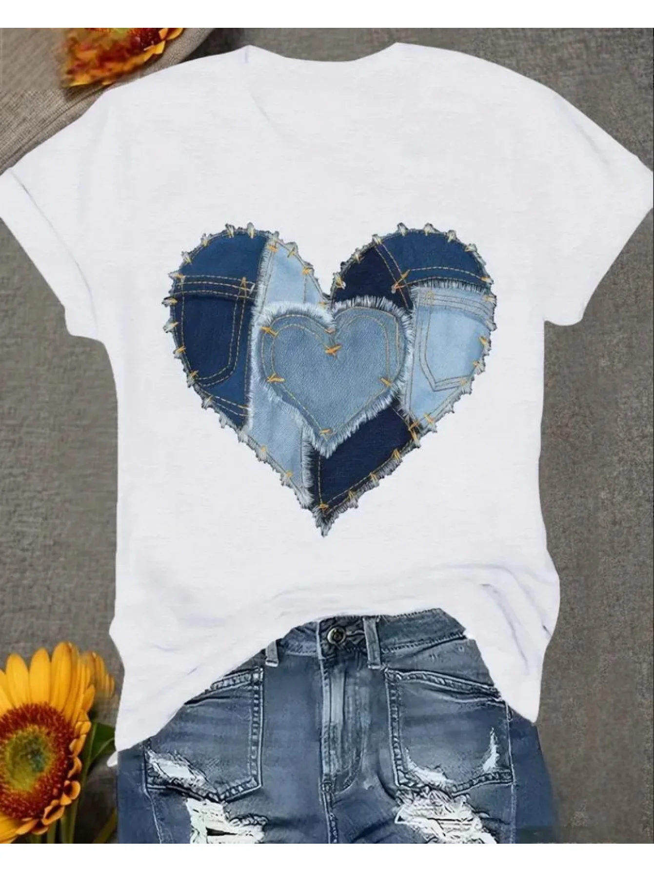 

Large Women'S Casual T-Shirt with Heart-Shaped Denim Patch Short Sleeved Round Neck Machine Washabl Suitable for All