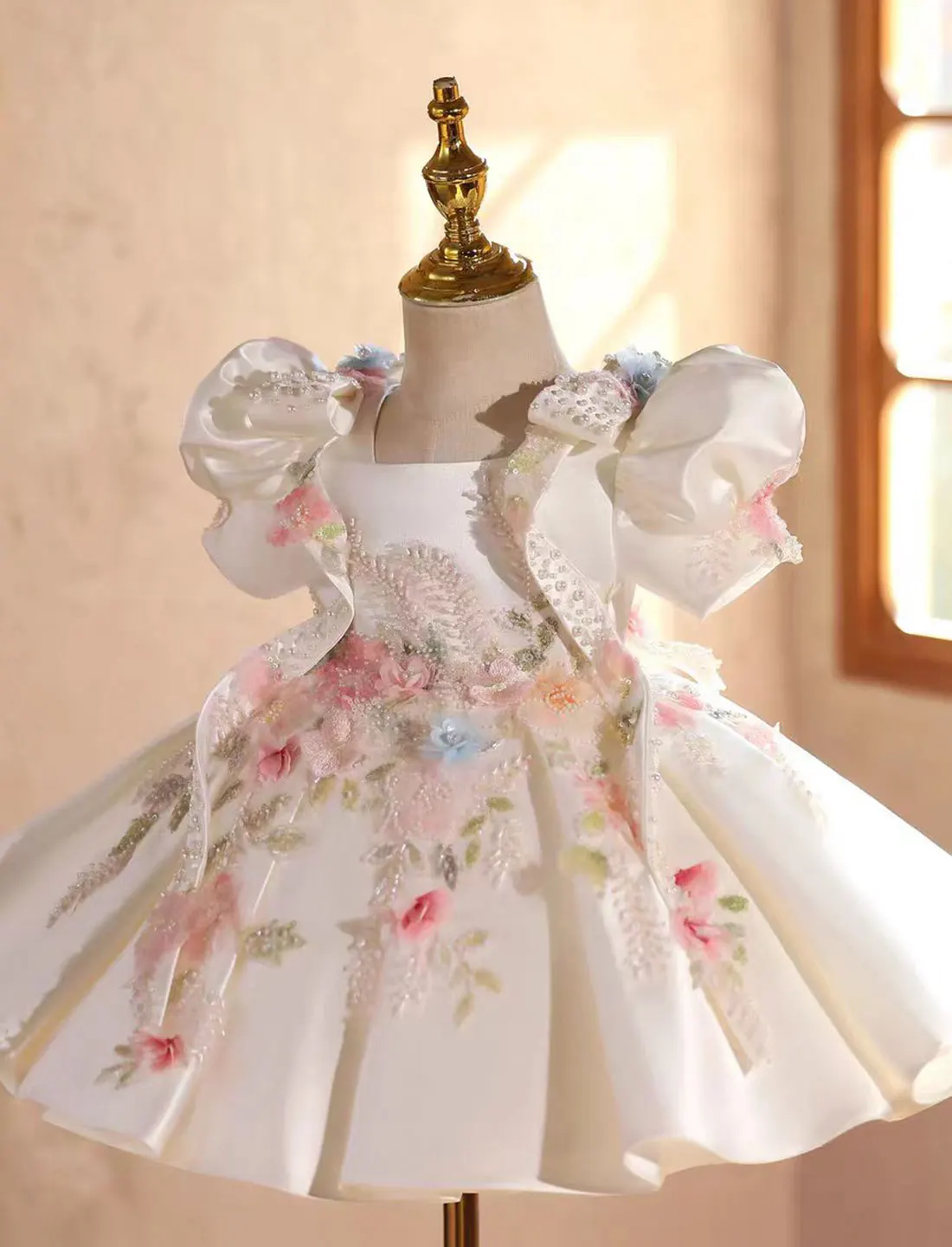 فستان فتاة بيضاء فاخر من Jill Wish J840 مطرز بالزهور من الساتان بطول الركبة للأطفال وحفلات الزفاف وأعياد الميلاد وحفلات الزفاف