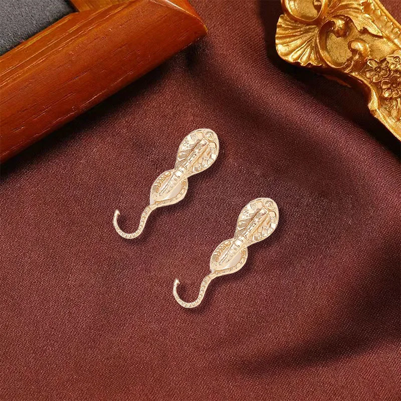 Dark style cobra alloy snake earrings, long twisted geometric alloy snake earrings, fashionable and cool style earrings