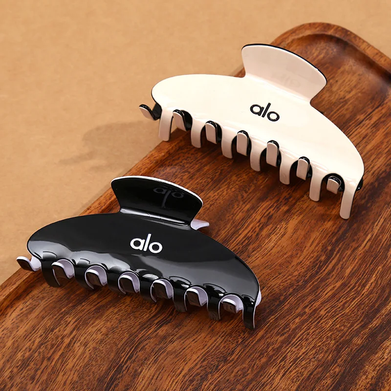 Alo Hairpin Ponytail Clip with a Round Clip - a Stylish and Versatile Hair Accessory for Any Occasion.
