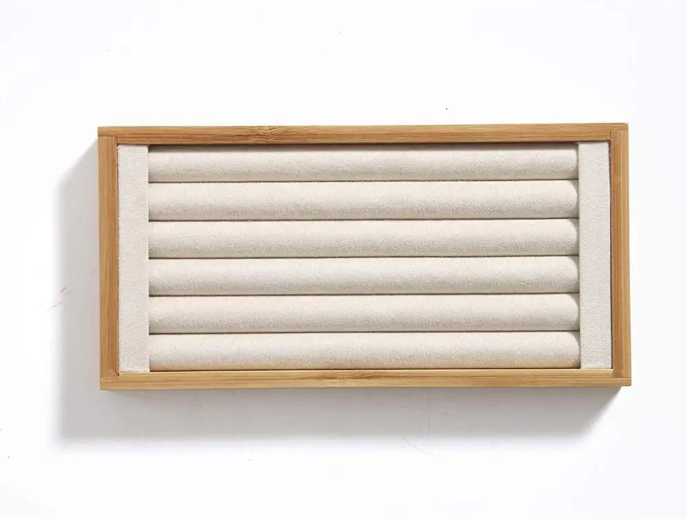 

Подставка для колец из бамбука с бежевым замшевым подносом для хранения и организации украшений дома или в магазине