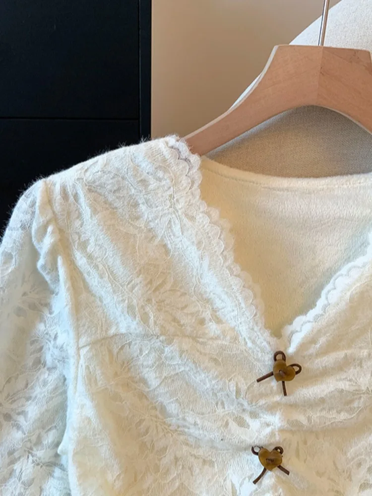 Koronkowa bluzka z dekoltem w serek, podkreślająca figurę, modna bielizna damska, elegancka odzież wewnętrzna na jesień i zimę, delikatna i wygodna.