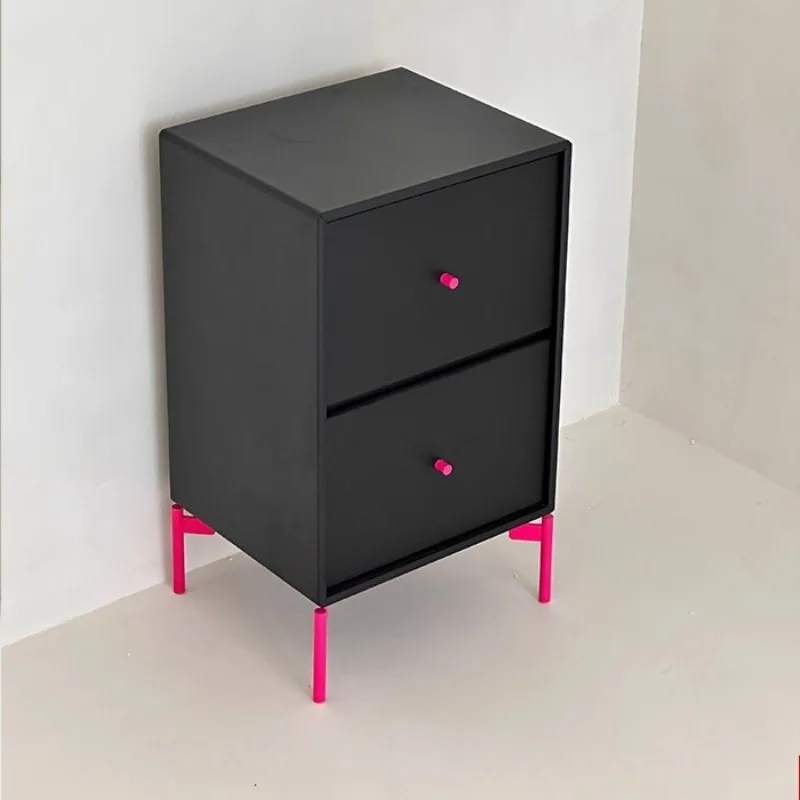 طاولة بجانب السرير لمشاهير الإنترنت