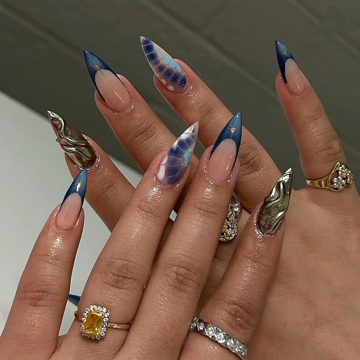 

24PCS 3D Gold Embossed Press on Nail French Crocodile-Print Gradient Ombre Fake Nail Short Almond Nail for Women&Girl False Nail