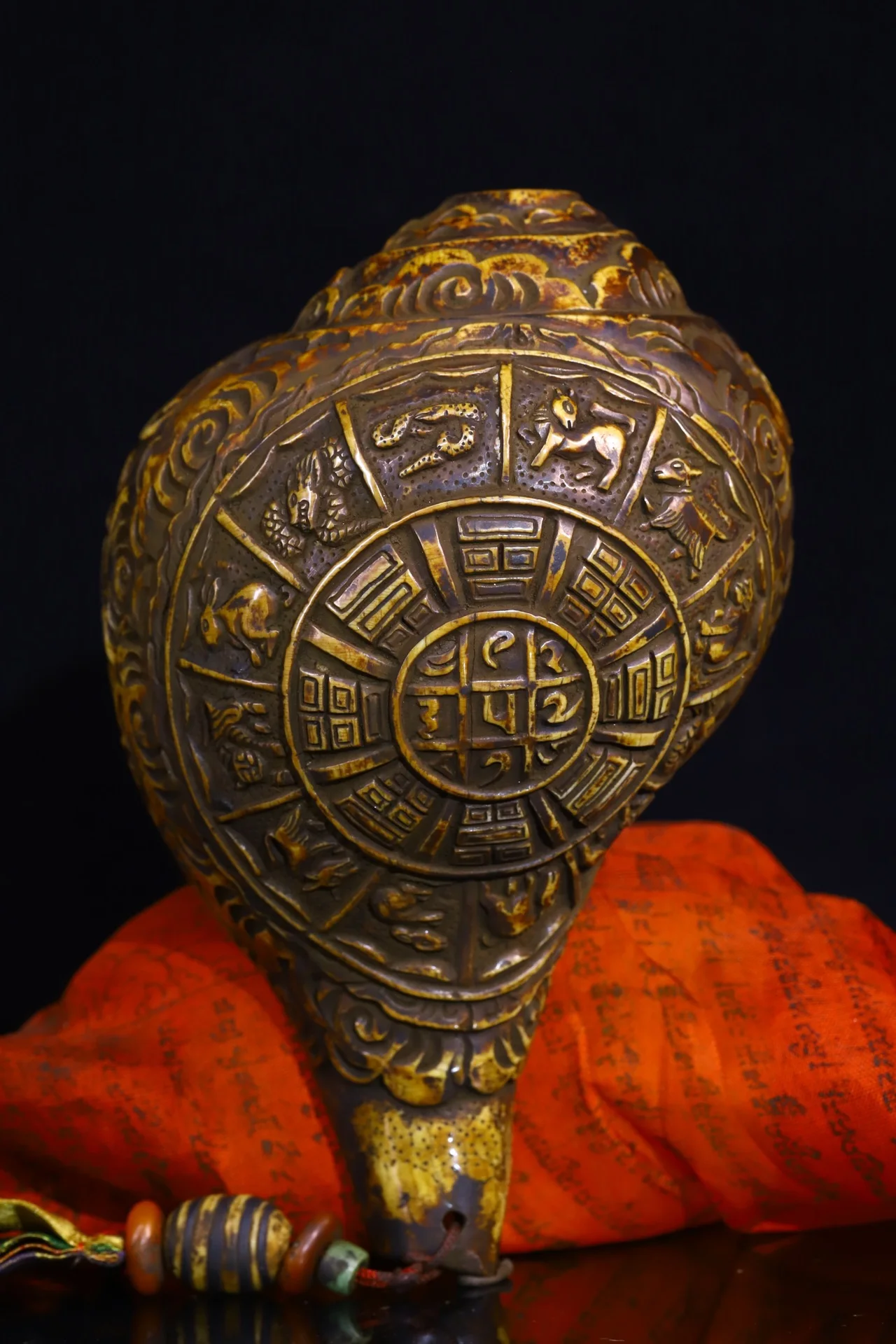 

9"Xizang Folk Old Natural Conch Sculpture Zodiac signs gossip Conch chanting Pendant Amulet Dharma Town House