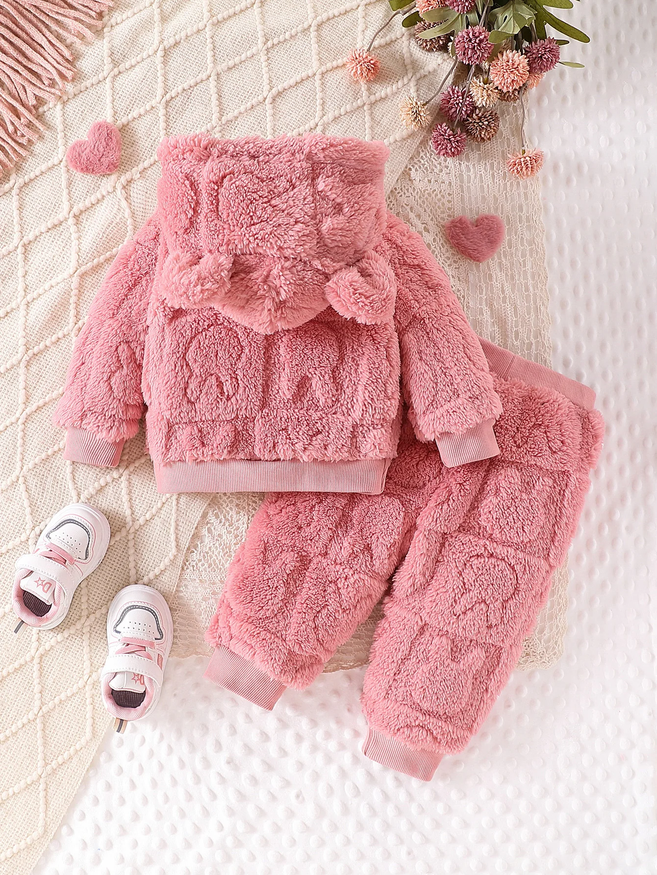 طقم مكون من قطعتين من أنماط الرسوم المتحركة العصرية واللطيفة للفتيات الصغيرات، طقم بلوزات وسراويل بغطاء للرأس من قماش الفرو السميك لفصل الشتاء