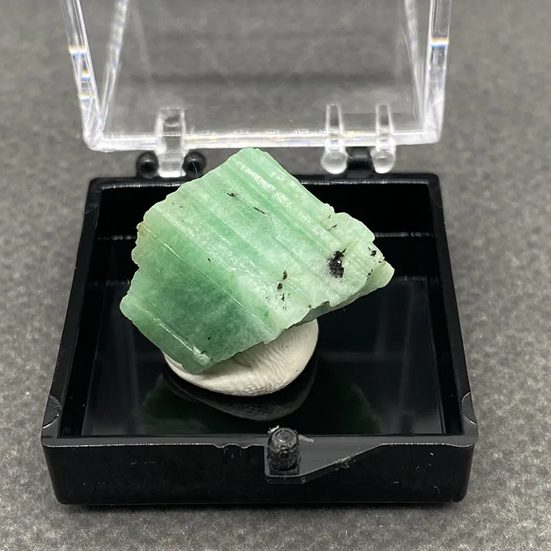 100%  Natural Emerald Mineral Specimens Stones and Crystals Healing Crystal   +Box size:35*35*35 mm