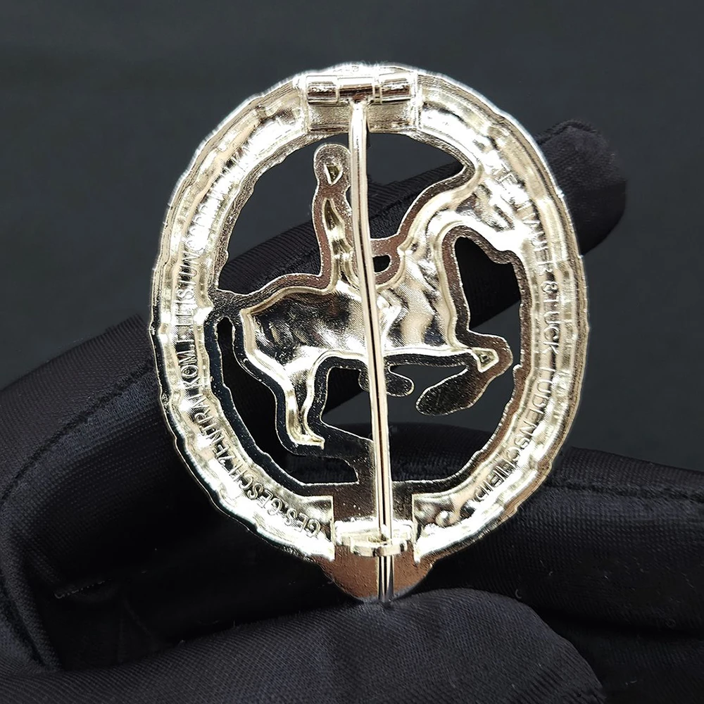 Réplica de Material metálico artesanal, accesorio de insignia de montar, Pin de medalla ecuestre alemana, insignia con hebilla de mariposa, 1 ud.