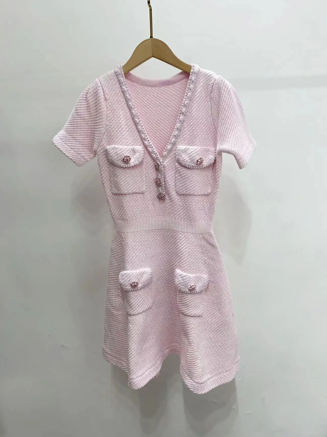 Vestido de punto de manga corta para mujer, minivestido Rosa Vintage con cuello en V y cuatro bolsillos, holgado, con botones de diamantes