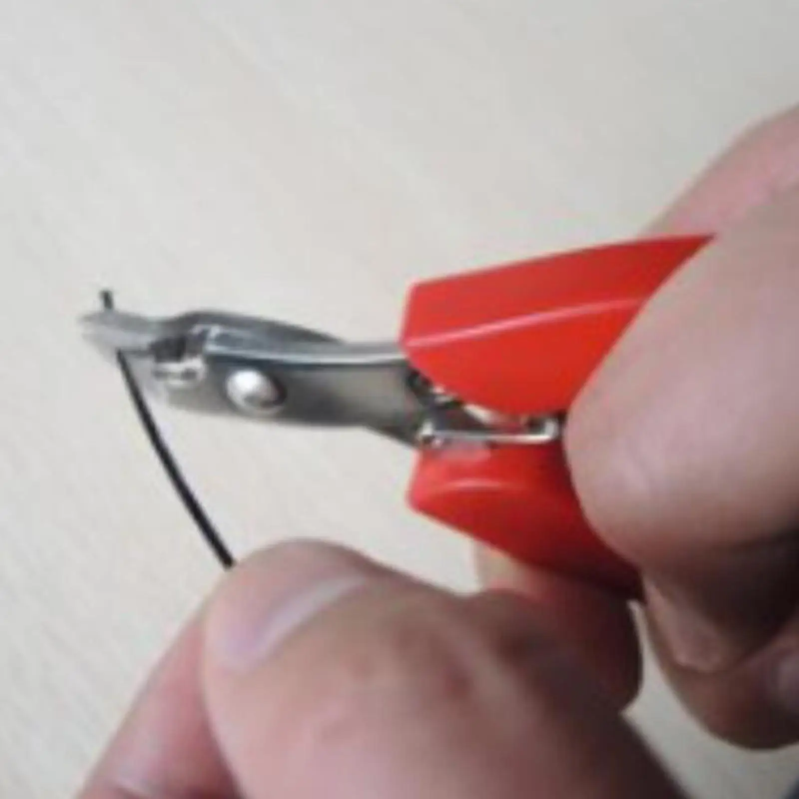 

Portable Wire Cutter Plier Red Nonslip Grip Stringing Tools for Badminton Tennis Squash Racket Equipment