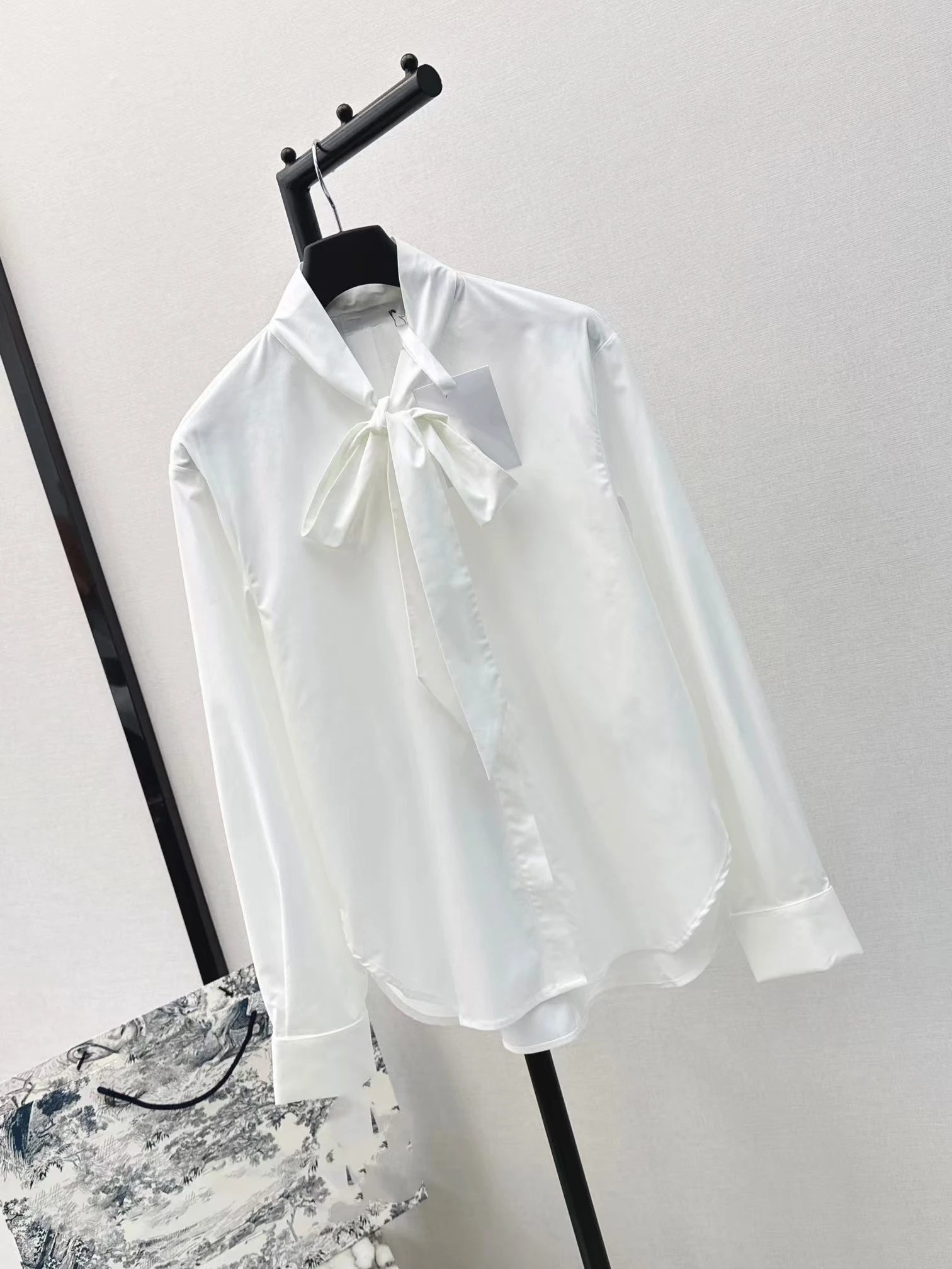 

High quality autumn new elegant style loose version of ribbon bow tie shirt