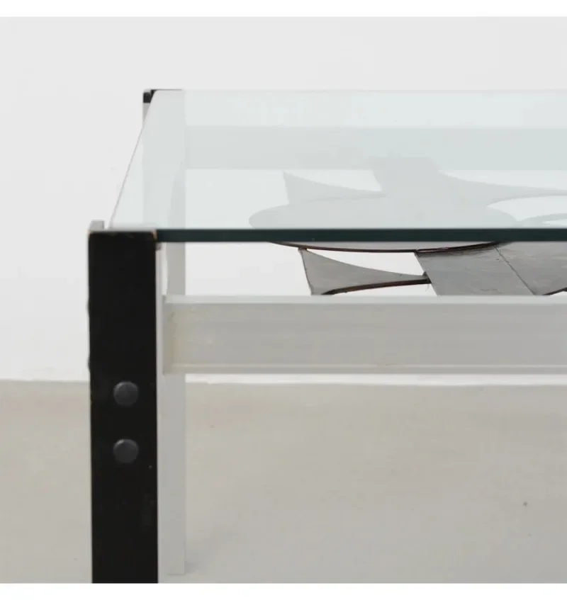 IJzeren kunst, glazen salontafel