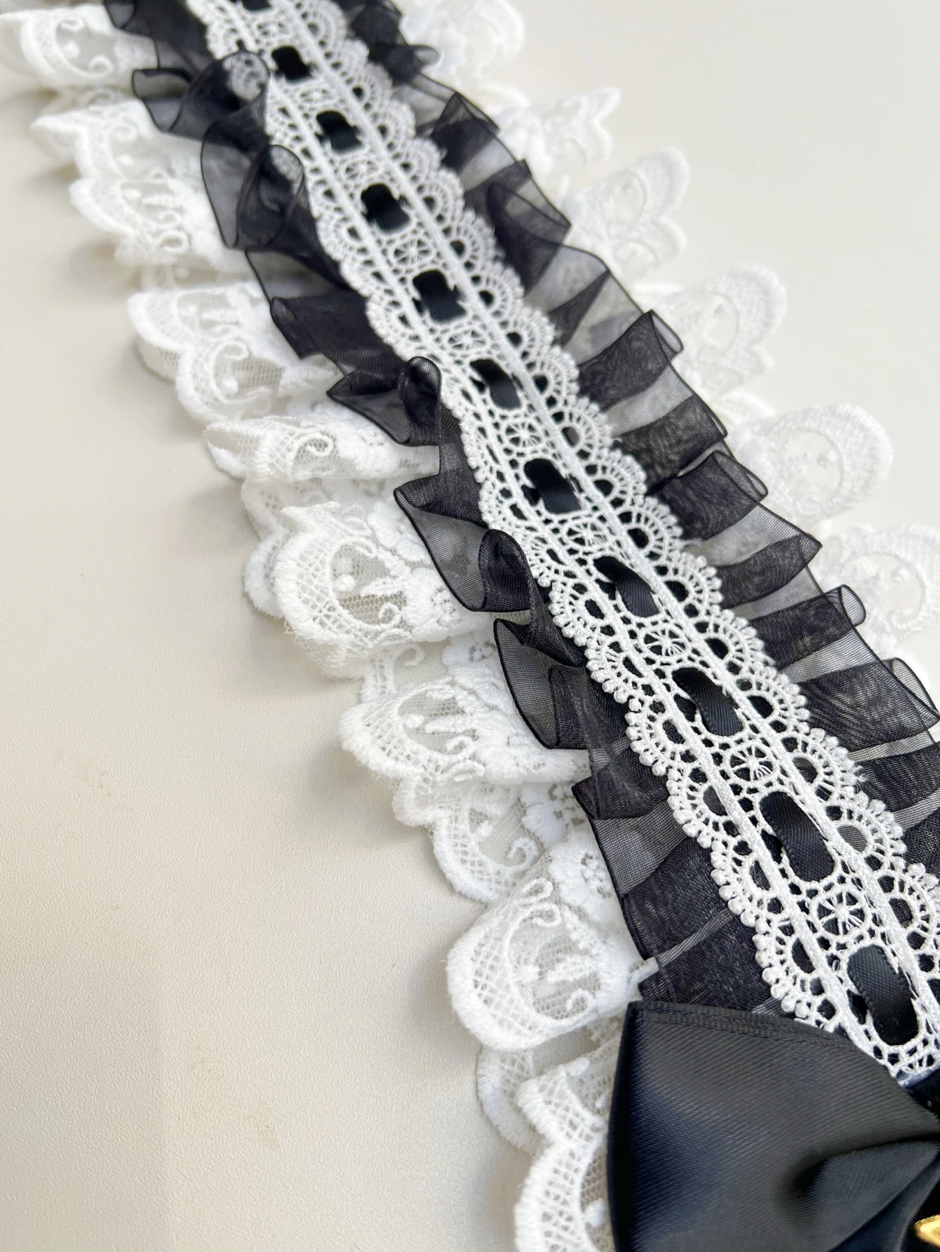 Cosplay Lolita Fascia larga in pizzo Fiocco con volant Fascia per capelli Catena di perle finte Croce Copricapo da cameriera per ragazza giapponese per le donne