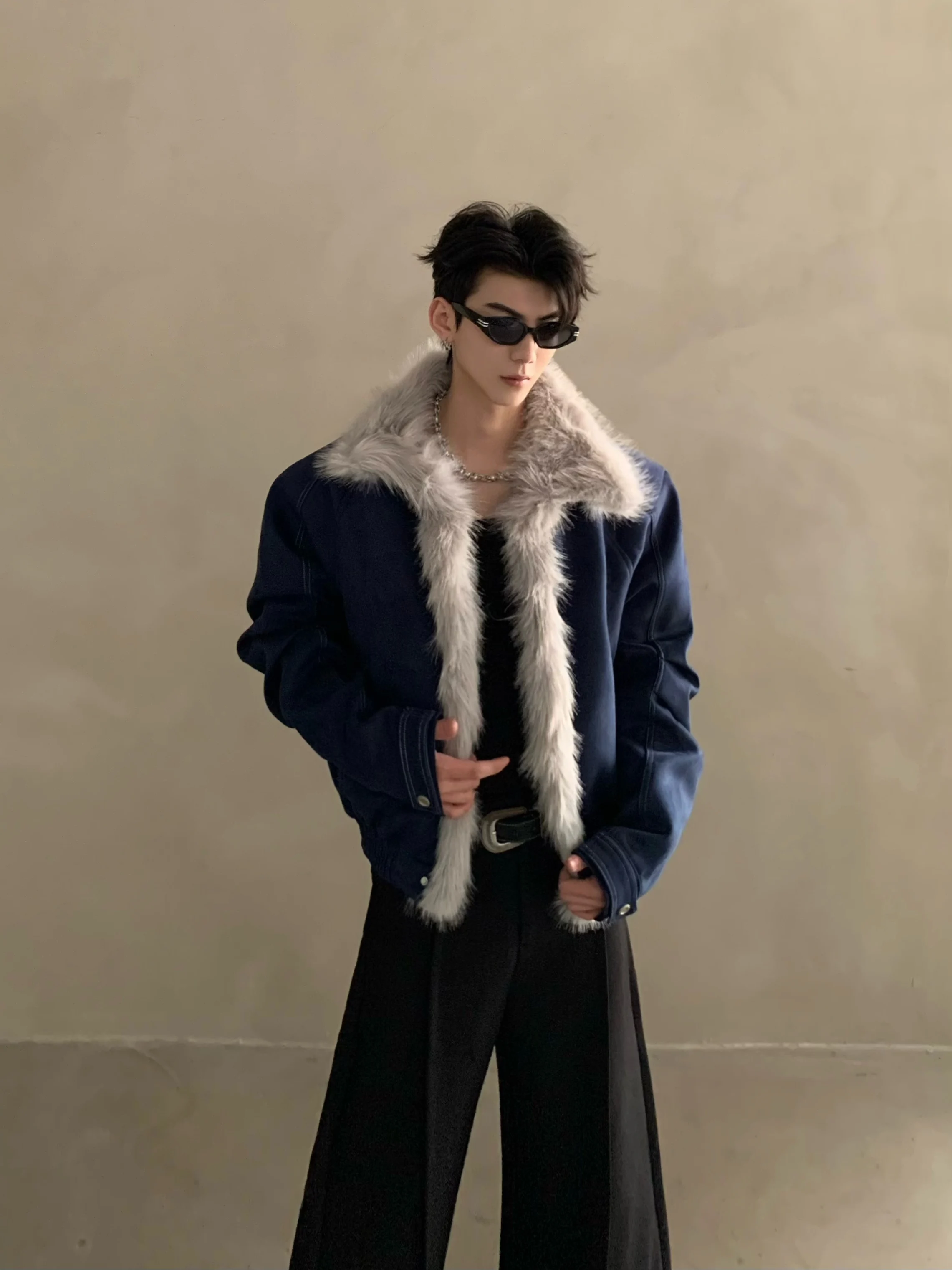 سترات شتوية جديدة أنيقة للرجال لعام 2025 بياقة من الفرو الصناعي سترات رجالية بياقة واقفة معاطف دافئة سميكة وأكمام طويلة سترات وسيم #2