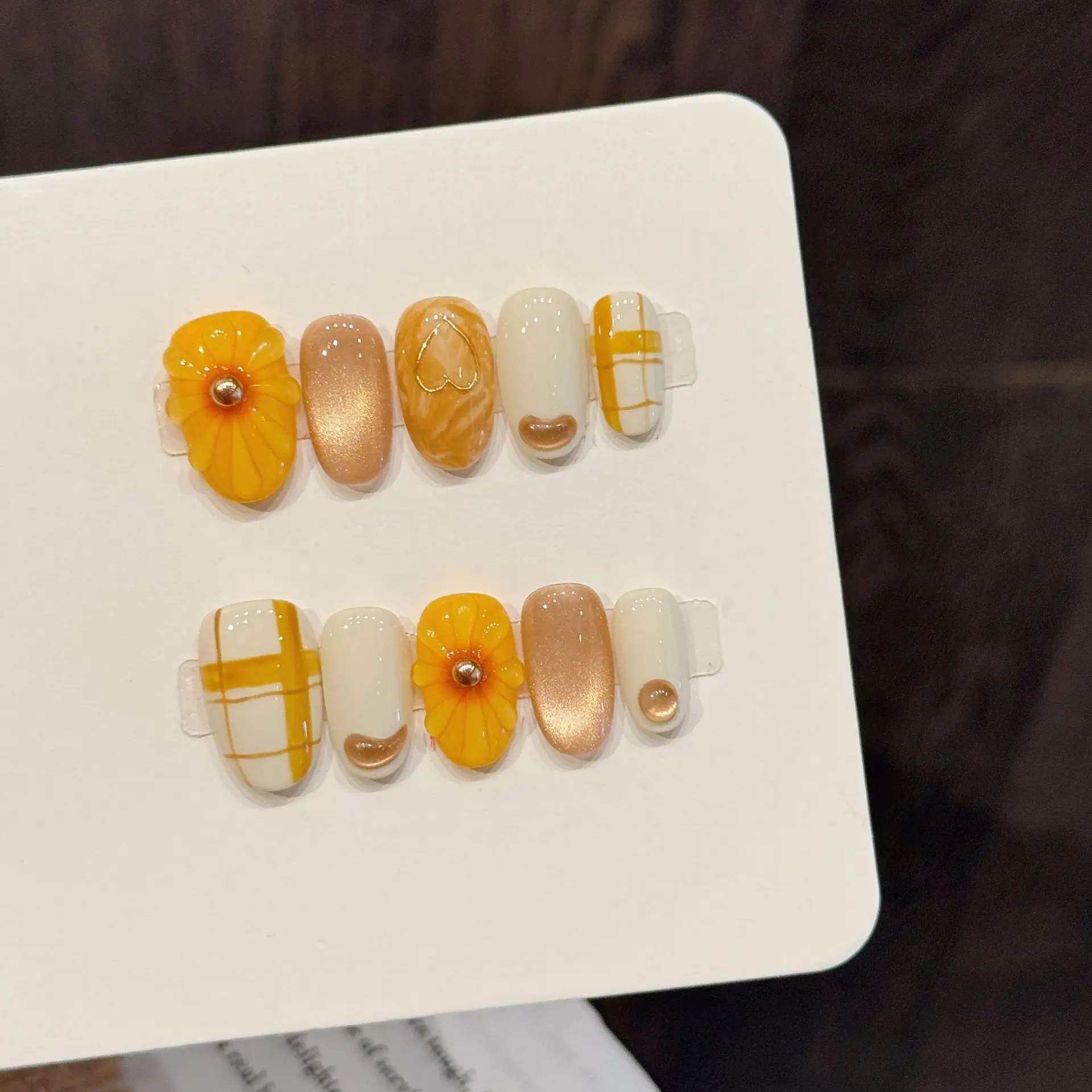 

10Pcs Short Oval Press on Nails, Warm Orange Cat Eye Fake Nails with 3D Ice Flower Plaid Design, Autumn False Nails for Women