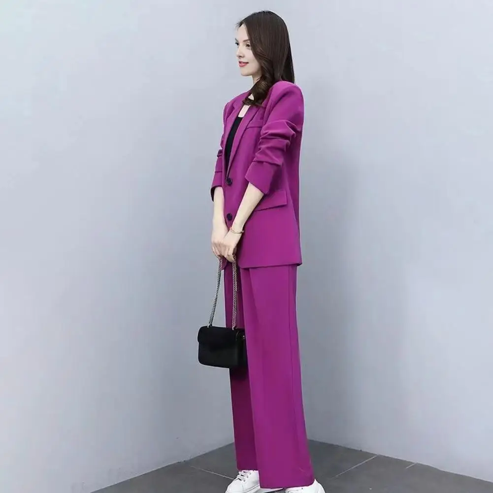 

Дышащий комплект из двух предметов. Элегантный женский деловой костюм. Кардиган с лацканами и пуговицами. Широкие брюки. Формальные рабочие комплекты.