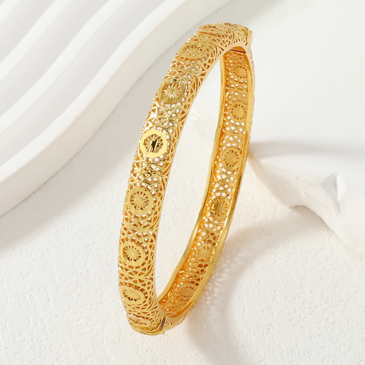 

1 Middle Eastern copper 24K gold-plated hollowed out peacock open screen elegant women's wide face cuffs decorative bracelet