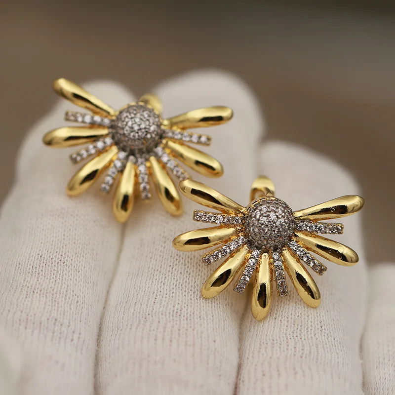 New Sight Design Unique Metal Zirconia Flower Stud Earrings for Women Fashion Brand Brand Vintage Crystal Earrings Gift
