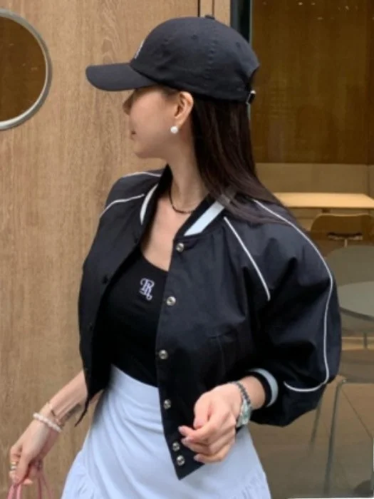 

Универсальный цветной бейсбольный джет в стиле ретро, женский дизайн, весенний новый шик, длина, двухцветный дизайн