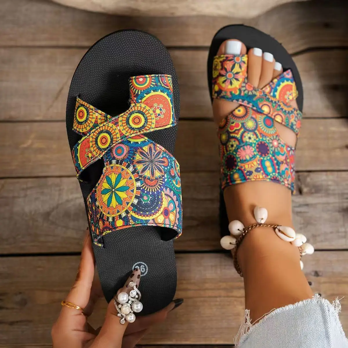 

2025 Summer Fashionable And Stylish Casual Slippers For Women With Unique Prints Comfortable And Lightweight Beach Sandals 36-43