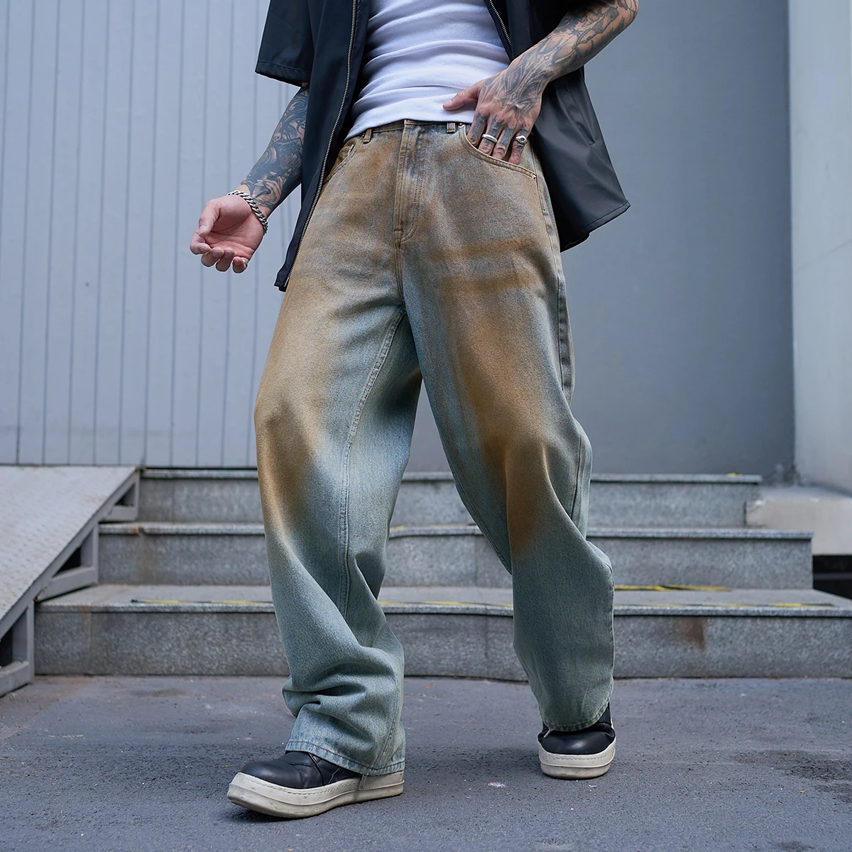 

Американские ретро-высококачественные потертые свободные ржавчины заставляют старые модные мужские джинсы с абстрактным узором в стиле ретро