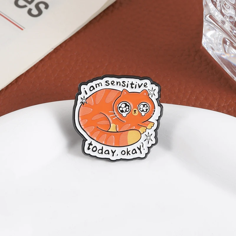 أنا حساس اليوم حسنًا الصحة العقلية المينا دبابيس الكرتون عيون كبيرة البكاء اللون البرتقالي القط دبابيس شارة التلبيب مجوهرات هدايا