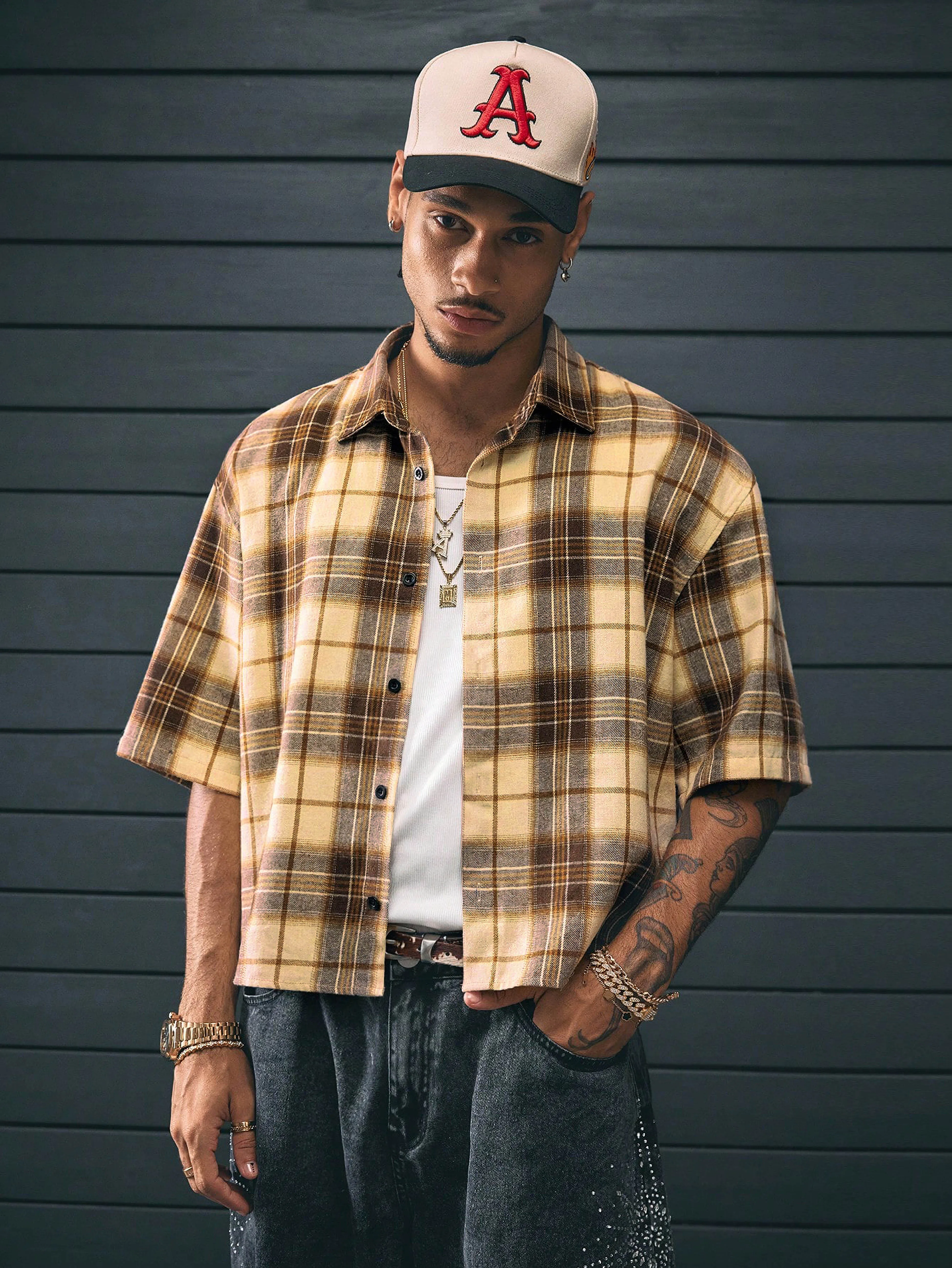 

Мужская повседневная клетчатая рубашка с короткими рукавами в студенческом стиле на весну, лето и осень. Подходит для кампусной одежды, повседневных прогулок,