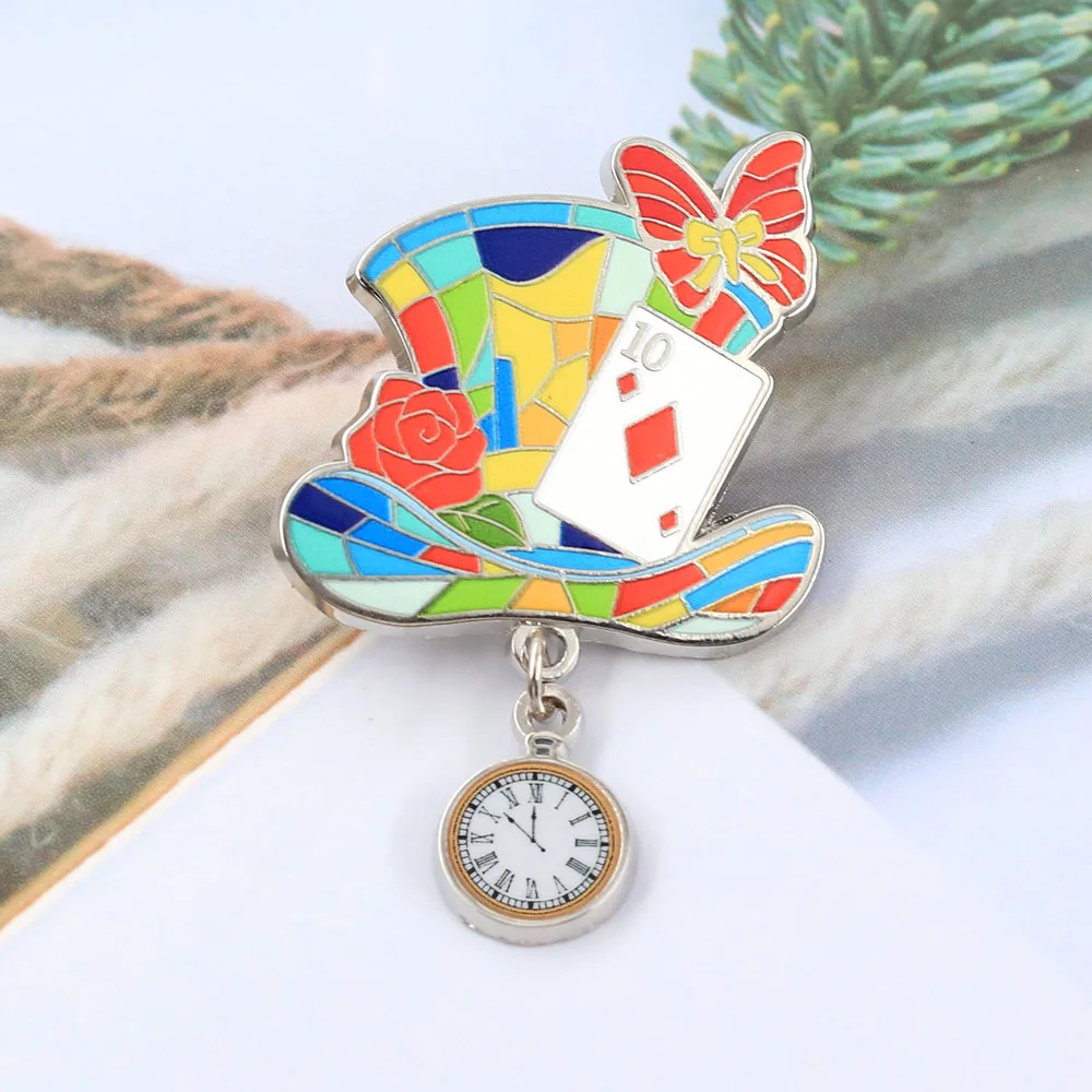 Bunte Pokerhut-Emaille-Pins, kreativer Zylinderhut mit hängender Taschenuhr, Broschen, Märchen-Abzeichen, Anstecknadel, Geschenk – Detail 8