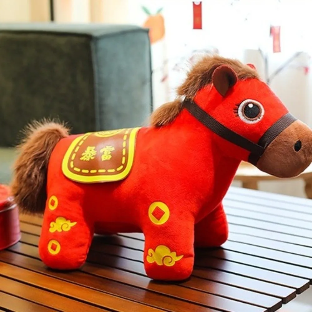 ตุ๊กตาม้าแดง ปีม้า 2026 ตุ๊กตาม้าการ์ตูนนุ่มนิ่ม พิมพ์ลายตัวอักษร ของตกแต่งปีใหม่ ตุ๊กตาสัตว์นำโชคสำหรับเด็ก