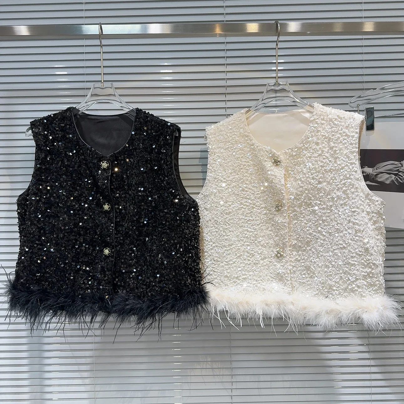 

Chanel style ostrich feather vest with sparkling effect for women in autumn 2024