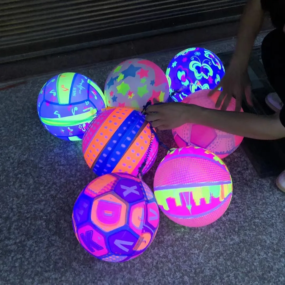 ของเล่นฟุตบอลเรืองแสง 20 ซม. ลูกบอลเด็กทำจากพีวีซี สำหรับเล่นกลางแจ้ง มีไฟ LED ในตัว เรืองแสงในที่มืด ใช้เป่าลมได้ เหมาะสำหรับกีฬาและชายหาด