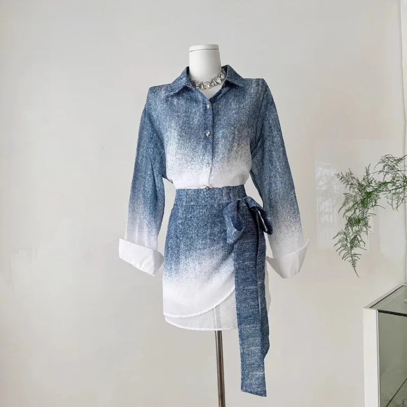 

Женский комплект из двух предметов: сине-белая джинсовая рубашка с градиентом и длинными рукавами, с поясом, повседневный наряд