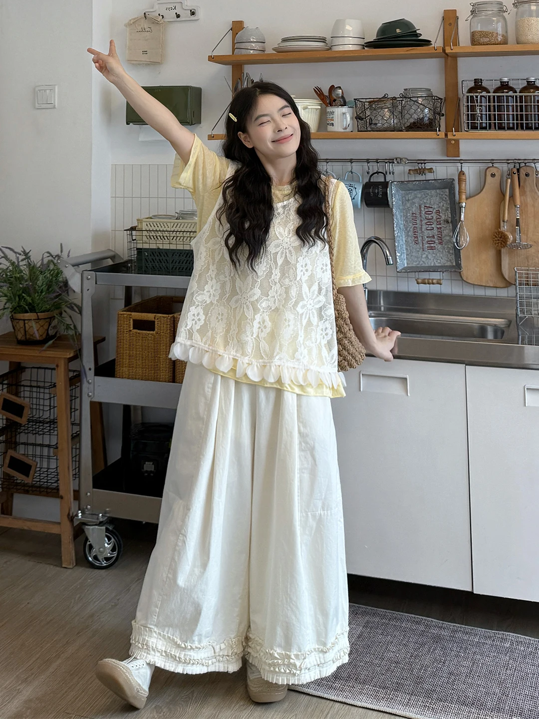 

Комплект из трех предметов: топ с кружевной отделкой и вырезами, футболка, жилет. Женский летний ансамбль больших размеров для многослойного ношения, антивозрастной эффект, корейский стиль, высокое качество.