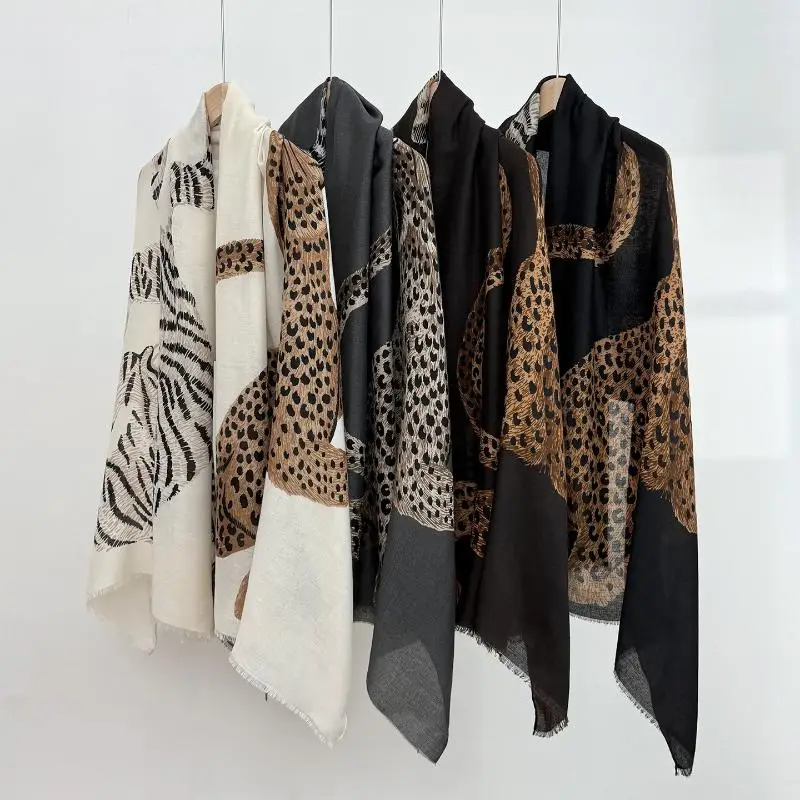 Flauschiger, warmer Schal für Damen, modisches Design mit Tiger- und Leopardenmuster, farbecht, ideal als Alltagsaccessoire oder als Geschenk zum Valentinstag für Mädchen. – Detail 4