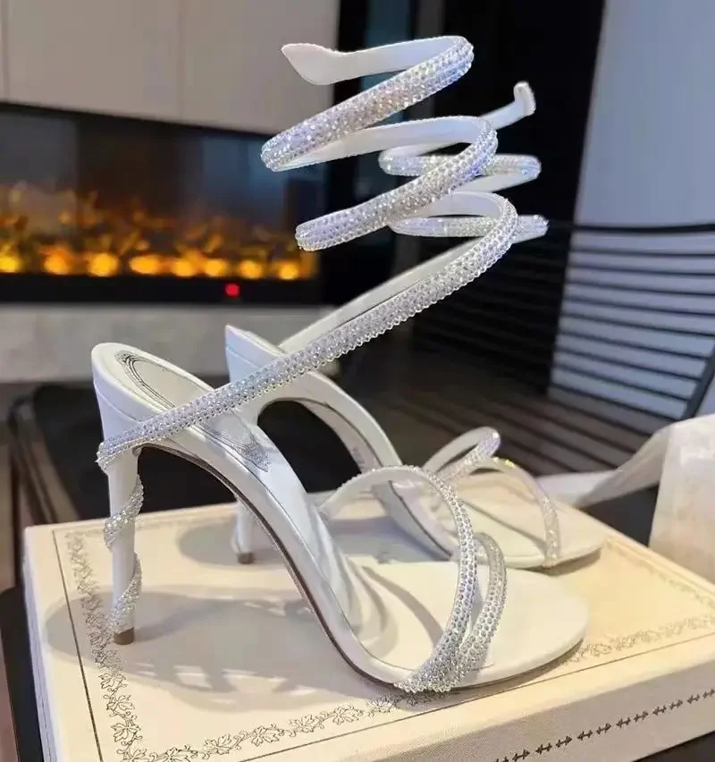 Salto alto cristal para mulheres, sapatos rodeados de cobra, sandálias sexy de strass dourado, sapatos de casamento banquete, novo luxo, 2024
