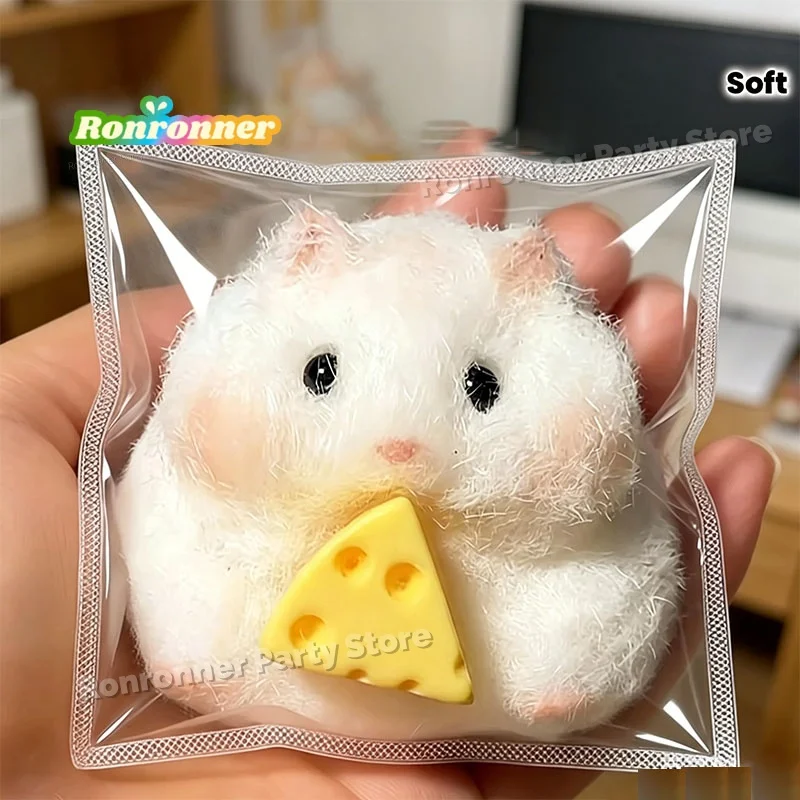 Quetschbarer Hamster mit Käse Niedliche Schreibtisch-Dekoration Lustiges Antistress-Entspannungs-Spielzeug Weiche Halloween- und Weihnachtsgeschenke