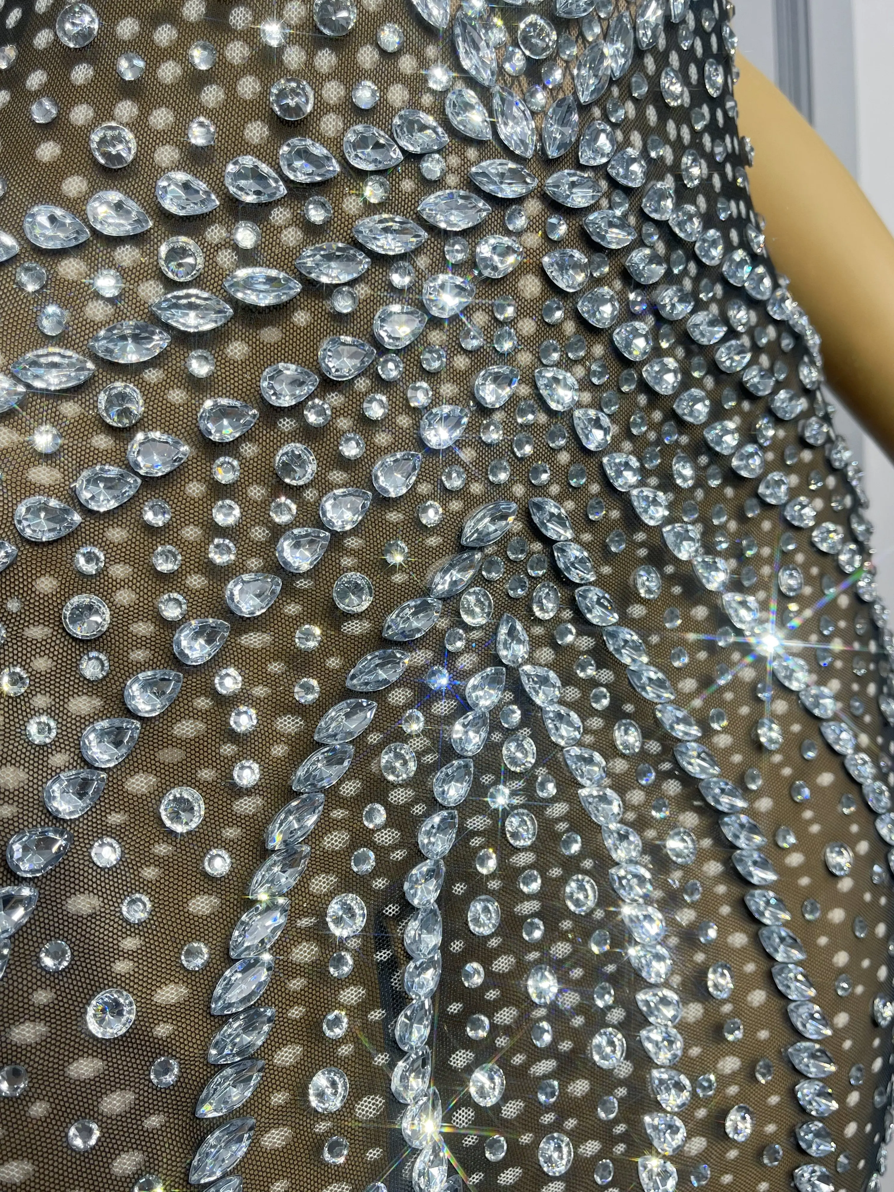 ชุดราตรีผ้าตาข่ายโปร่งประดับคริสตัลระยิบระยับแบบเปิดไหล่ สำหรับงานเลี้ยงตอนเย็น งานพรมแดง ชุดโชว์ ไฮชุยหวัง