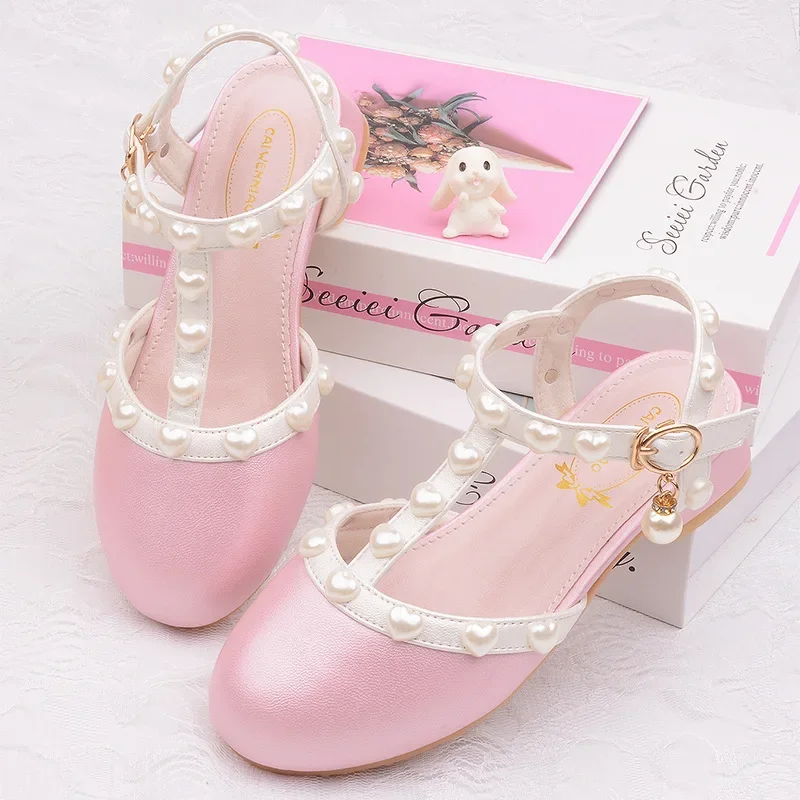 

Модная кожаная обувь для девочек с жемчугом, новинка 2023 года, повседневные детские сандалии из мягкой кожи, сандалии Мэри Джейн на высоком каблуке с неглубоким носком