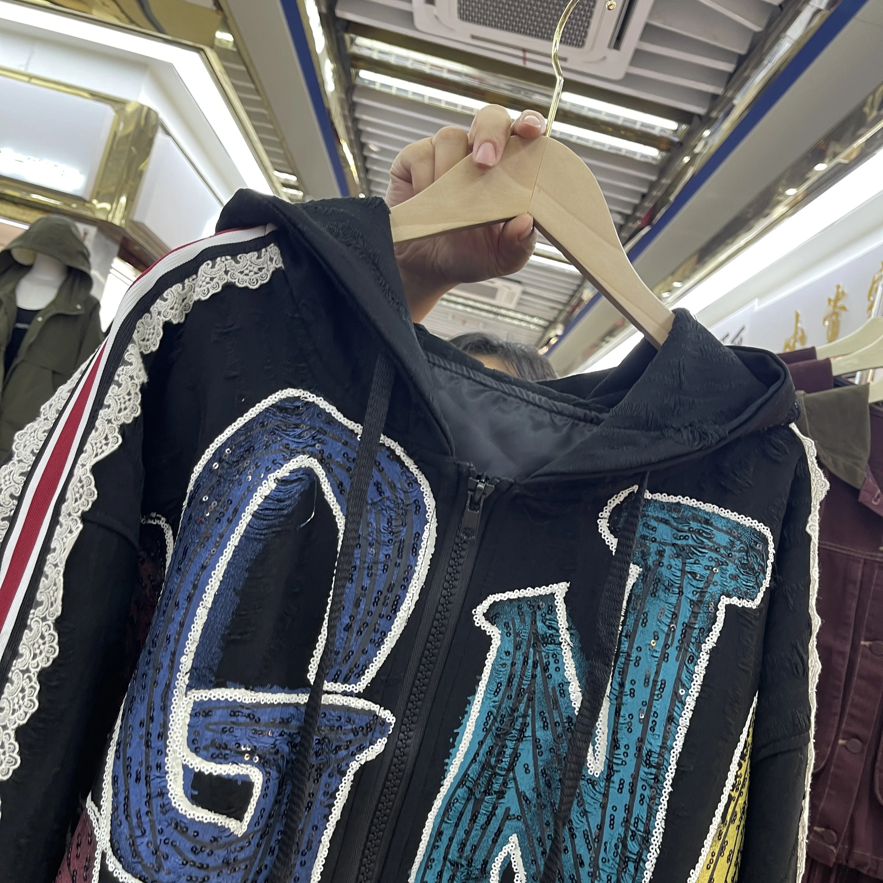 เสื้อแจ็คเก็ตกระต่ายการ์ตูนปักเลื่อมหนัก แบรนด์ทันสมัย สำหรับผู้หญิง ฤดูใบไม้ร่วง 2025 รุ่นใหม่ ทรงหลวม ใส่ได้หลายโอกาส ช่วยลดอายุ พร้อมฮู้ด