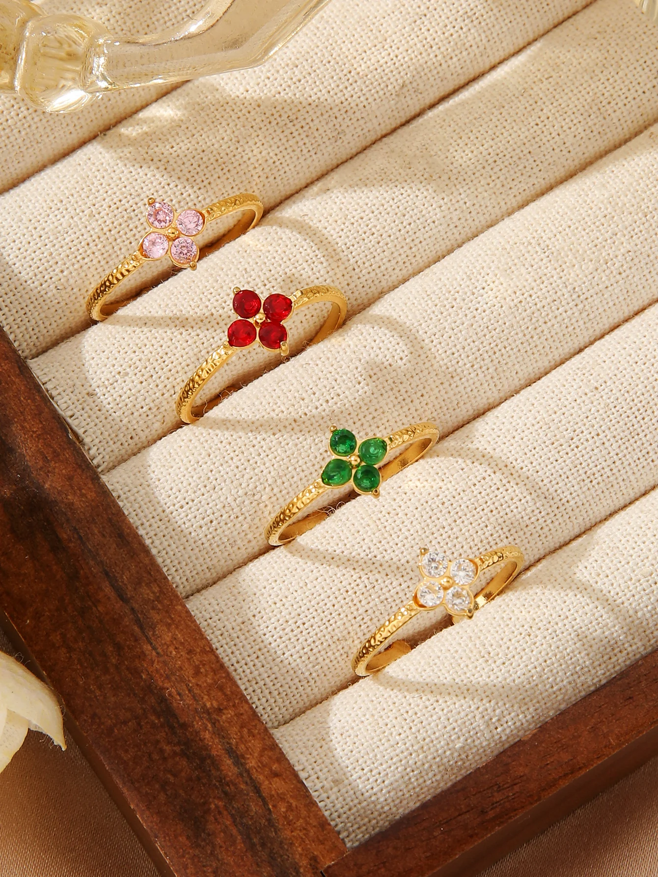 

Minimalist Stainless Steel 18K Jewelry Woman Fashion Simple Style Clover Zircon Ring Suitable Plated Sea Shell Zircon For Gift.