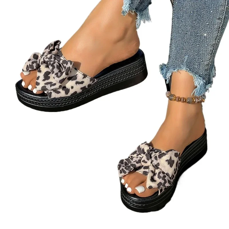 Plus size 2025 verão dedo do pé redondo chinelo feminino laço sandálias plataforma ao ar livre feminino com leopardo plana com venda quente chinelos