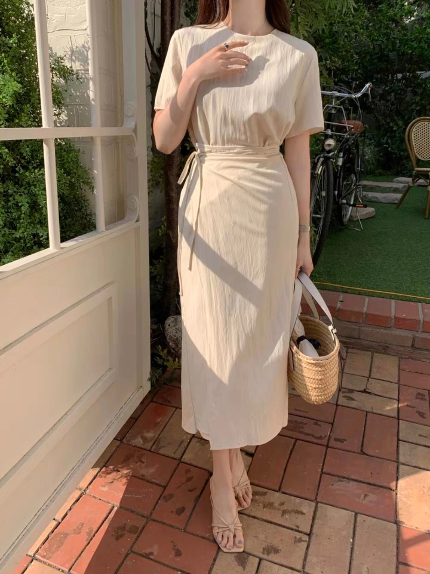 Robe à manches courtes à lacets et col rond blanc cassé pour femme, style simple et frais, adaptée aux sorties quotidiennes et aux vacances au printemps et en été