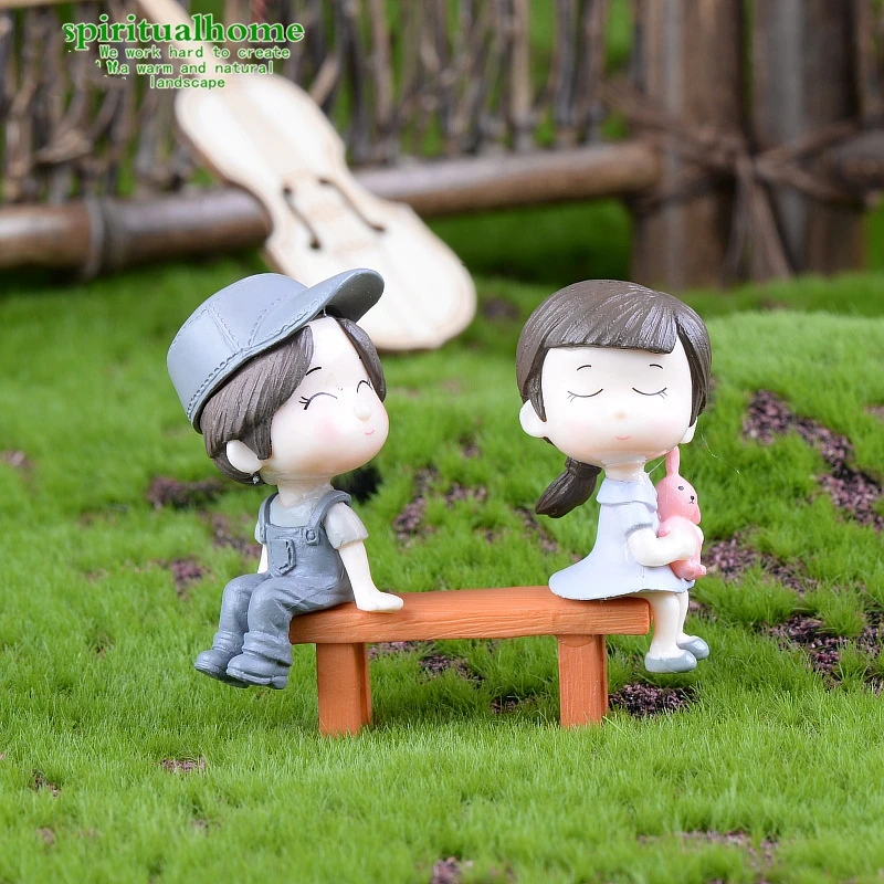 Cute Boy and Girl Couple Sitting Chair Kiss Statue Outdoor Garden Decoration Courtyard Outdoor Decoration Resin Crafts Decoratio