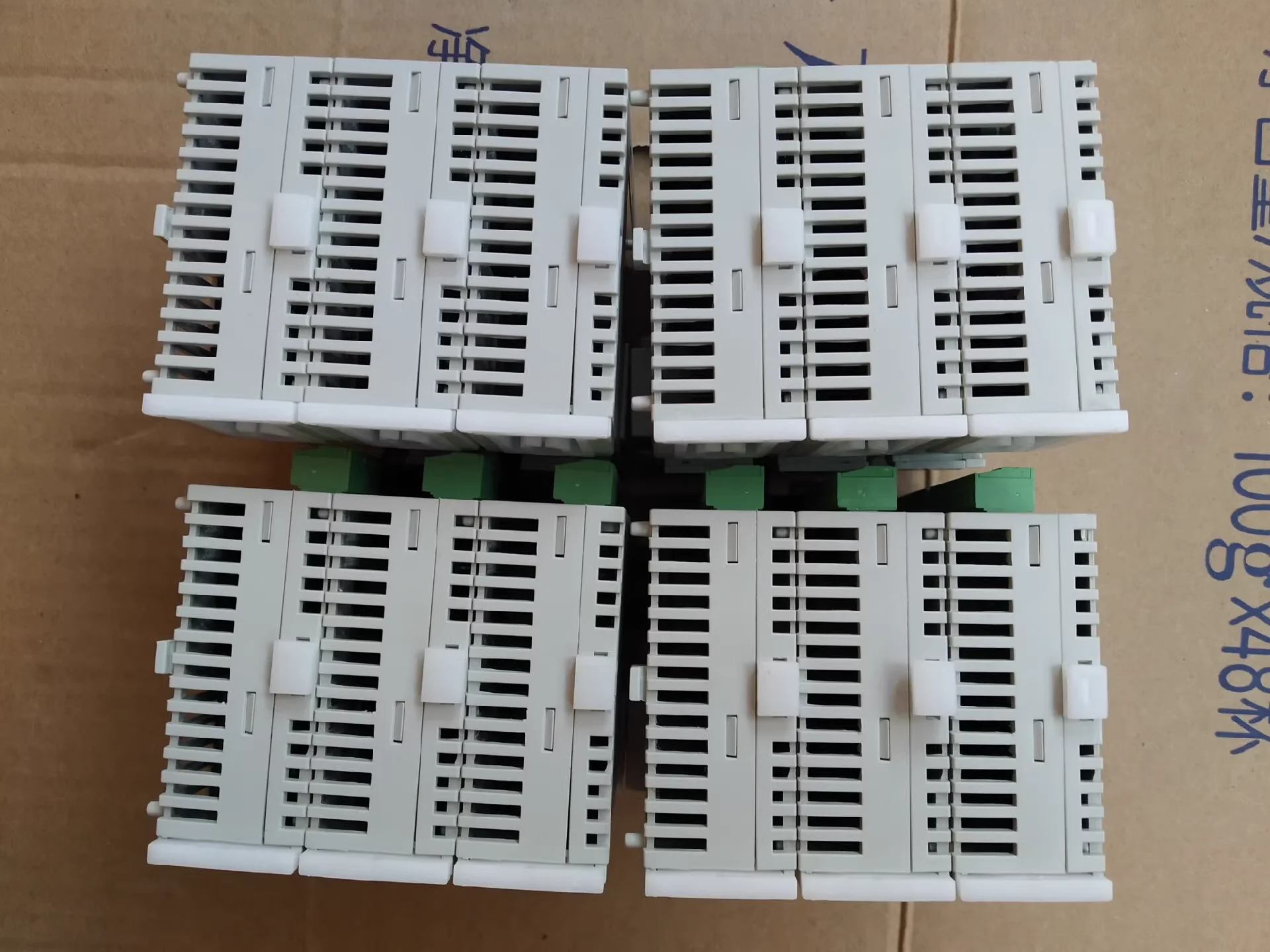 O módulo PLC DVP16SP11T é quase novo e o teste funcional é normal