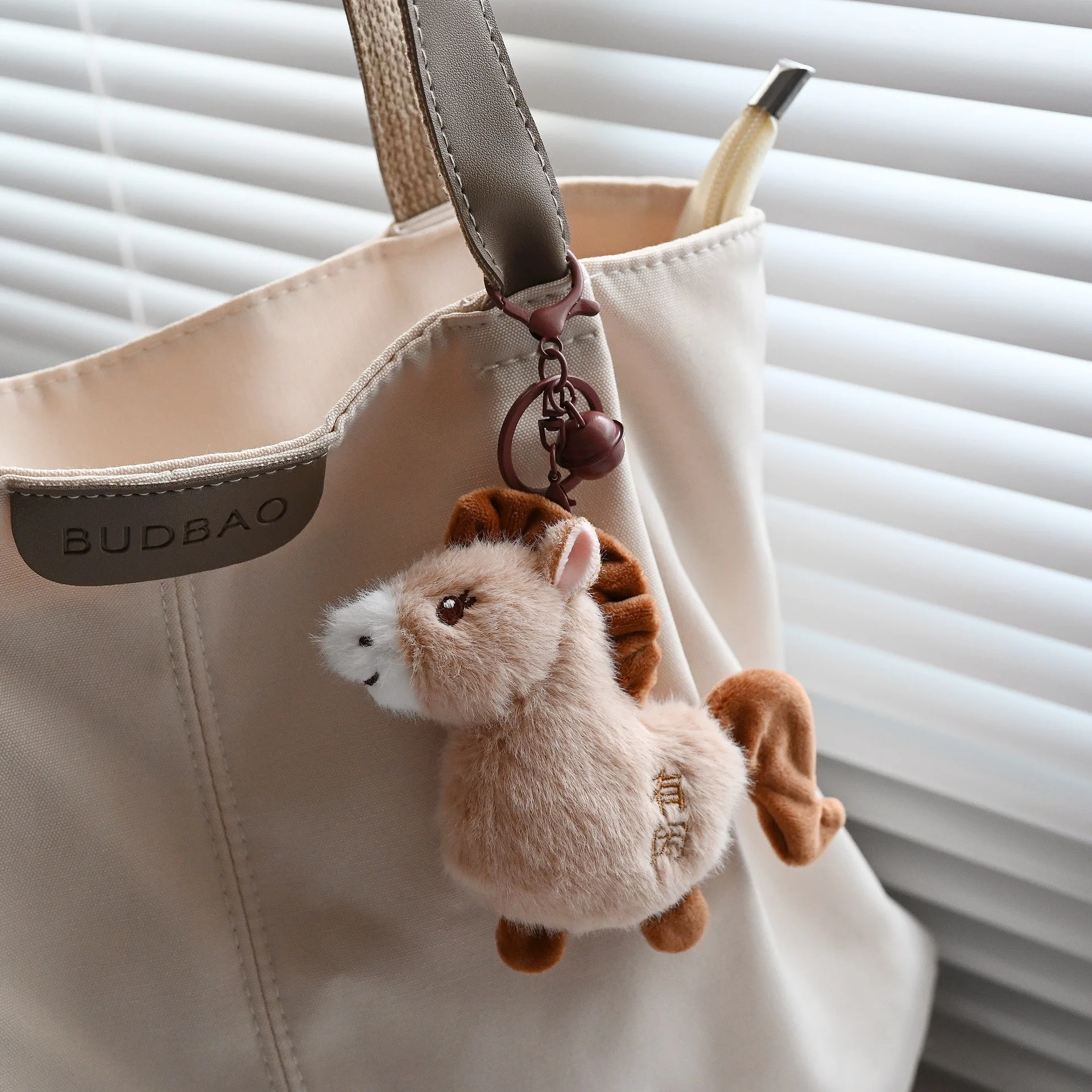 Filhote de cachorro dos desenhos animados família cavalo feliz boneca de pelúcia pingente chaveiro bonito gema de ovo pato realista pelúcia animal pingente saco decoração presentes