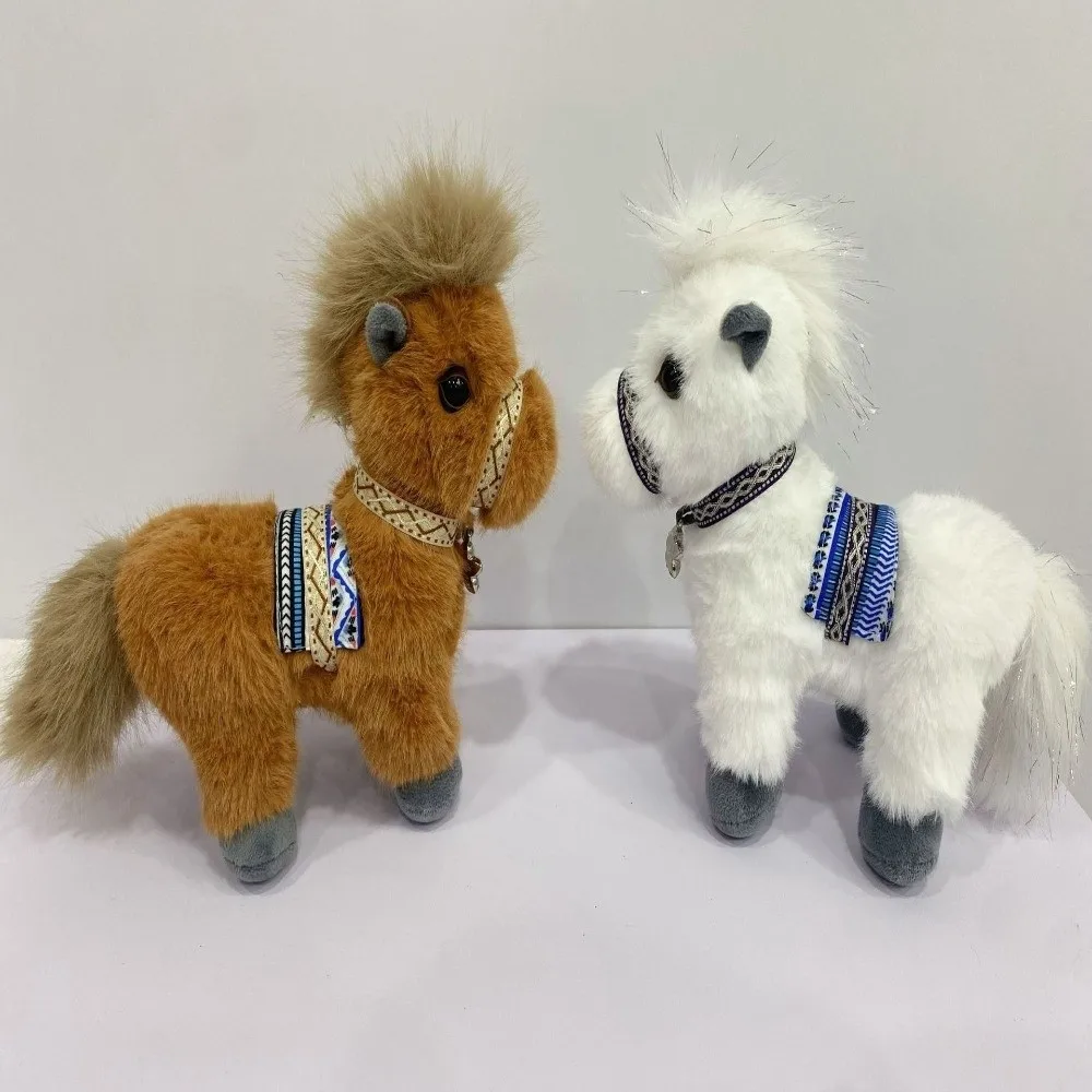 柔らかい新年のマスコット、長い毛並みの漫画風リアルなディテールのぬいぐるみ、立っている馬のぬいぐるみ、心地よい馬のぬいぐるみ、中国風