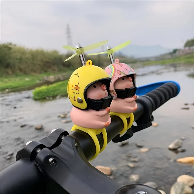 Cute Piglet Bicycle Decoration Helmet Handlebar Ornament, Strap-On Style Electric Vehicle, Car, and Motorcycle Decoration, Bicycle and Mountain Bike Decoration, Cute Piglet Ornament with Helmet, Strap-On Motorcycle Handlebar Creative Decoration, Birthday Gift for Friends, Bicycle and Mountain Bike Handlebar Decoration