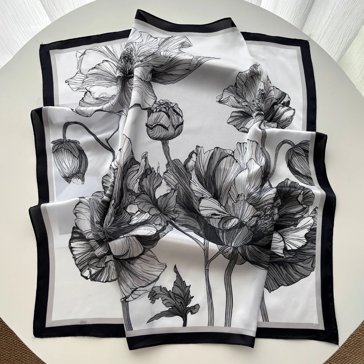 Eleganter Blumen-Seidenimitat-Schal für Damen, quadratische Haarbänder, Foulard, weibliches Bandana, Halstuch, Stirnbänder, Neu 2026 – Detail 3